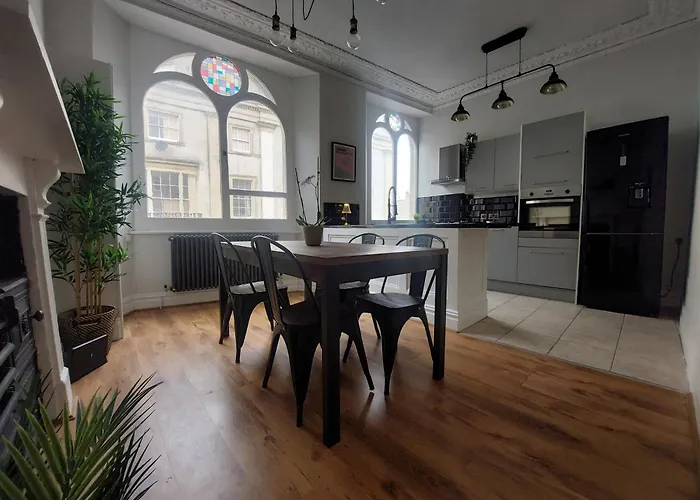 Luxury 2 Bedroom Clifton Duplex Apartment *