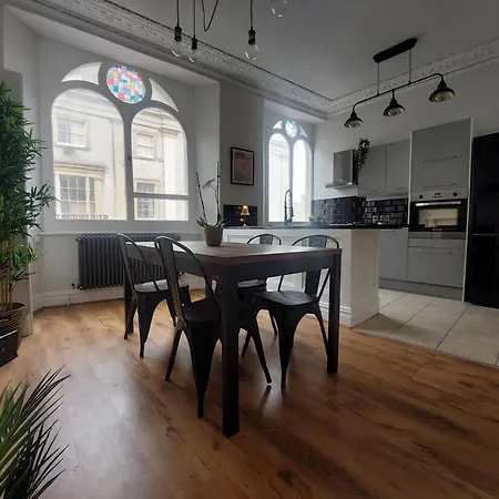 Luxury 2 Bedroom Clifton Duplex דירה *