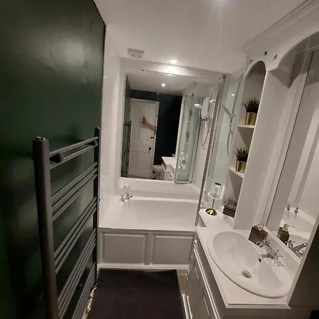 Luxury 2 Bedroom Clifton Duplex *